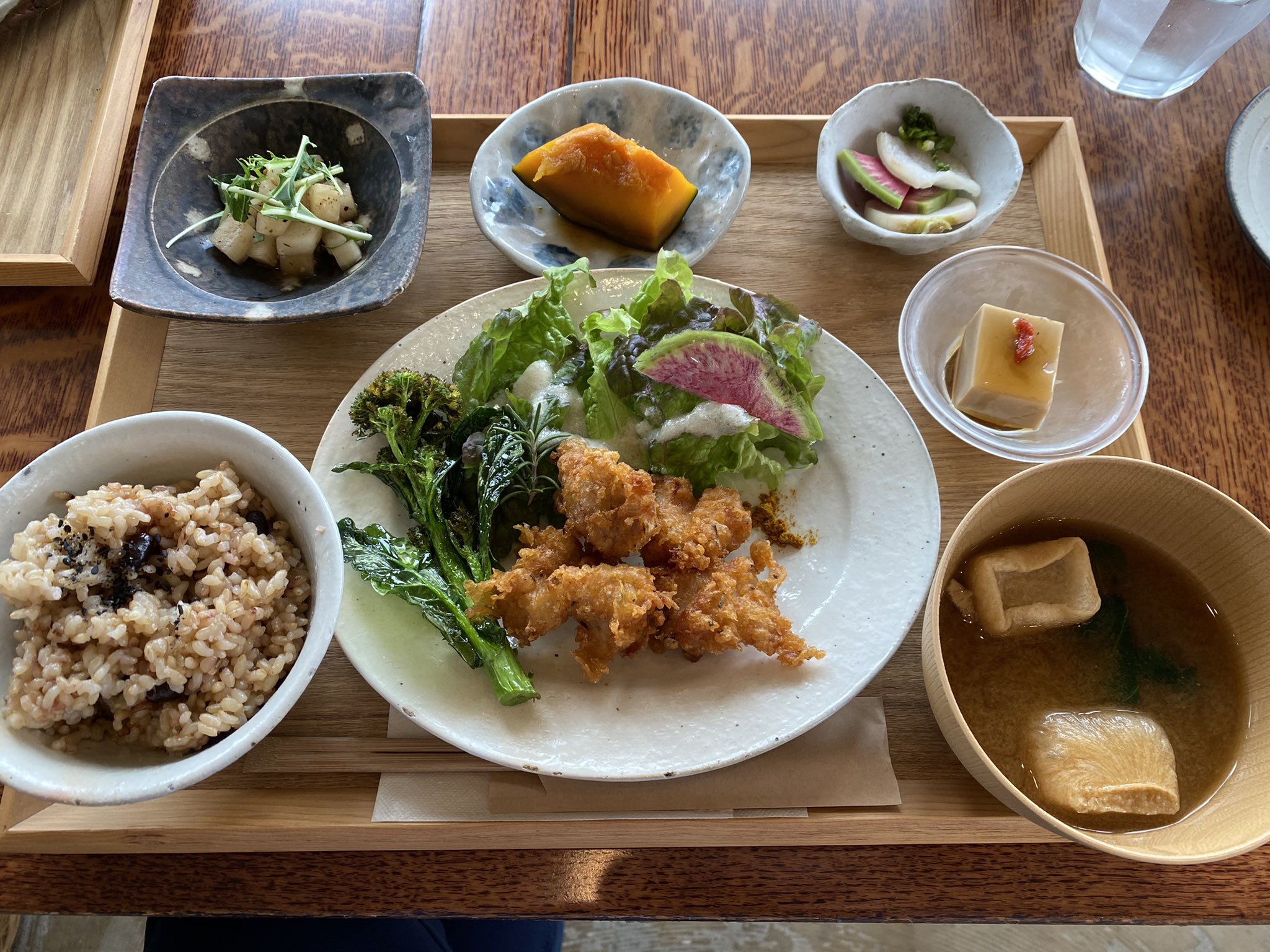 とっとこ 遅めのランチ オシャレなカフェでした ほうじ茶のシフォンケーキが絶品 Brownriceandwater 滋賀県立陶芸の森 ほうじ茶のシフォンケーキ 滋賀県カフェ お洒落カフェ T Co 77ubjpnjza Twitter