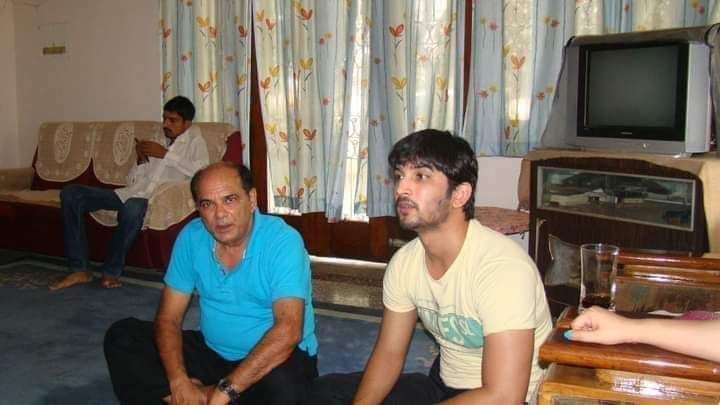 ModakEsha's tweet photo. Woh Itna zyaada natkhat nehi tha ki kisi baat keliye usko daat pare 

K K Uncle ji ke statement sunke kon kon roya tha?

This Father Deserve Justice for his only son

Modiji Ensure SSR Justice https://t.co/PlksTZGX4T