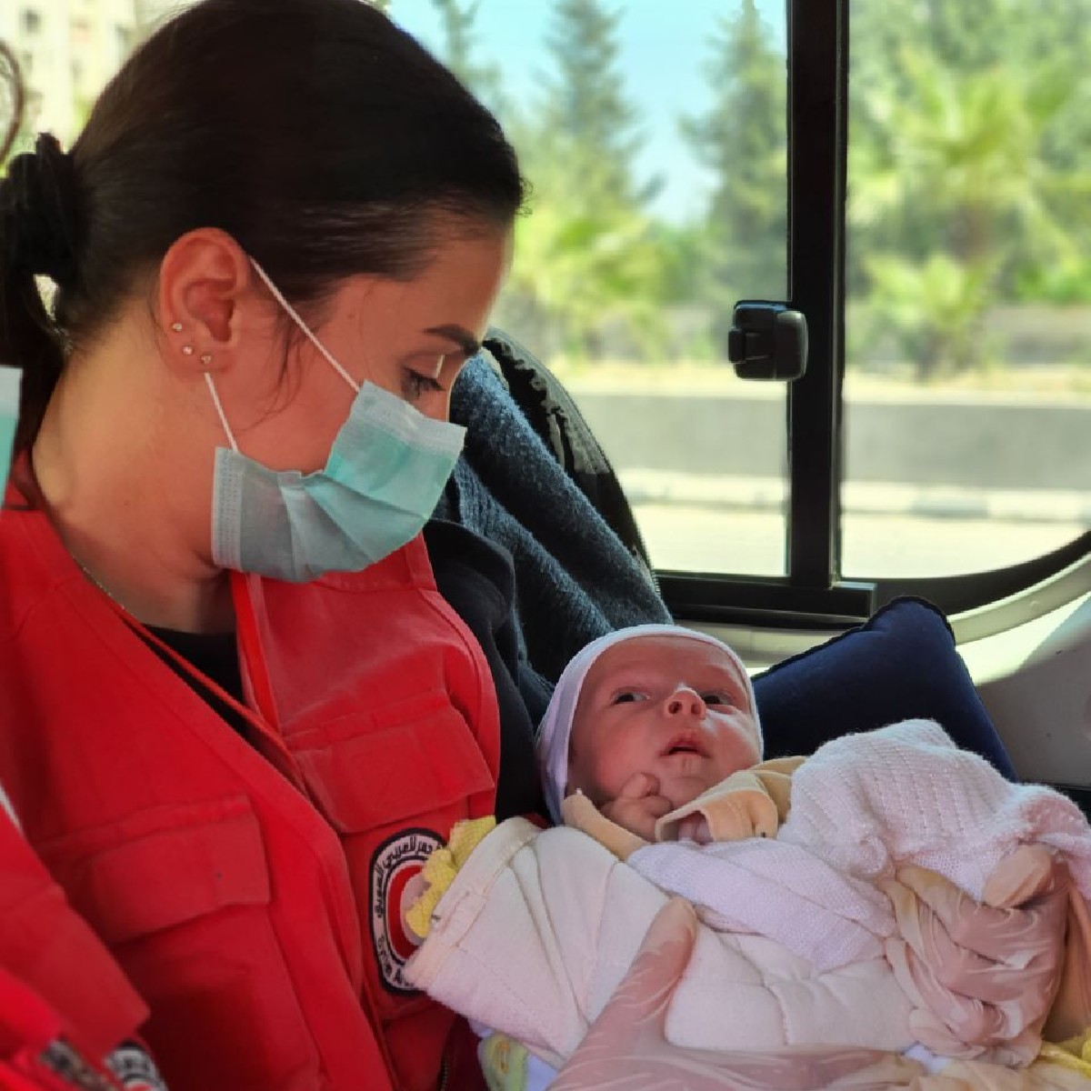 RedCrossAU's tweet photo. No parent wants to leave a child behind. But in #Syria this is the devastating reality for so many families. This baby was found by @SYRedCrescent. They took him to hospital &amp; then to an orphanage. These life-saving services need your support. Donate at https://t.co/uIhSXoGyC2 https://t.co/PEtZSmtXM8