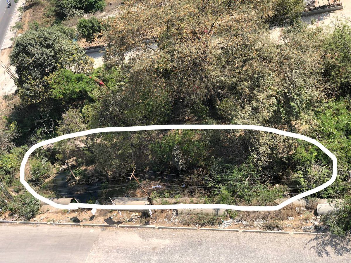 TejaMenneni's tweet photo. We are facing same issue in Narsingi municipality due to lack of drainage facility along ORR service road near vertex panache  @KTRTRS @mcnarsingi @PDORR_HMDA @HMDA_Gov @arvindkumar_ias @NewsMeter_In @ActivistTeja @vinay_vangala https://t.co/rBr9U5ih3f