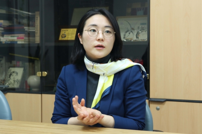 국회의원 거절한 신지예가 서울시장 선거 또 나온 이유

"의회에 들어가는 것을 선택하지 않은 이유는 정당민주주의는 실패했다고 생각했기 때문입니다. 국회의원 뱃지를 단다 해도 당에 속한 n분의 1로 끝났을 겁니다. 의회민주주의에 맞게 정치를 재구성해야 합니다."
news.naver.com/main/read.nhn?…