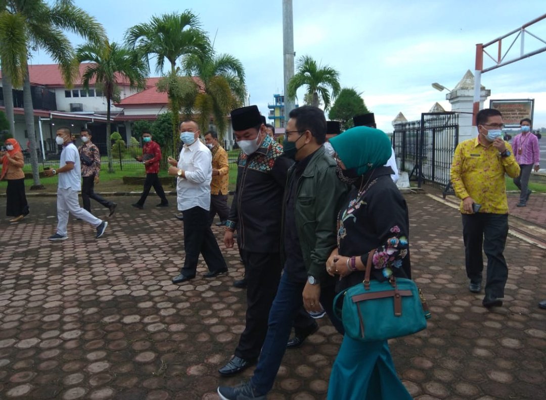 een_nugiarto's tweet photo. Slmt Dtng di Bumi Raflesia pak kemendes
@halimiskandarnu 
@malik_haramain
@imansyukri
@taufikmadjid71
@yusradaridesa 
@azzameldzikrie 
@tppkemendes
@balilatfo
@BerandadesaID
@tppi_p3mdbkl
@feri_sus77bkl
#GusMenterikeBengkulu
 #Bengkulu 
#tppikaur https://t.co/VueEJeVqhL