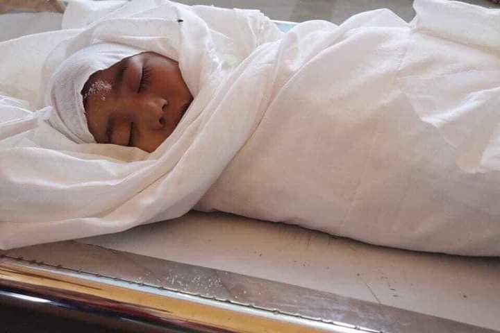 KathIris20's tweet photo. Funeral Secretly Held for 7-year old girl killed by Military since the military attackers tried to steal the dead body of little girl whom was mercilessly shot by them.

#WhatsHappeningInMyanmar
#Mar25Coup
#InternetShutdown

@USEmbassyBurma @UN_HRC @UNinMyanmar @TostevinM https://t.co/yPPmsA0vld