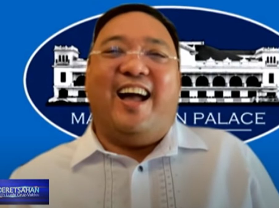 PhilippineStar's tweet photo. Roque, however, declined to name them. "Ayaw. Hahaha. Ganito na lang, bleh!" he said while making face during the interview. 

“Pero ako, authenticity, hindi ako nakikipagplastikan sa kanila,” he continued. (Screenshots/News5) https://t.co/VxcGYm977B