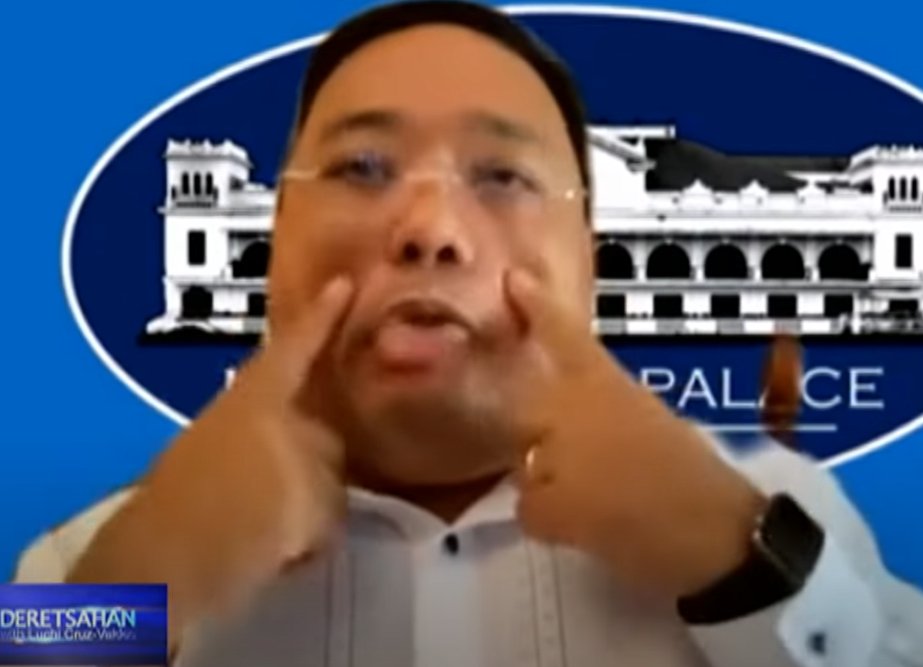 PhilippineStar's tweet photo. Roque, however, declined to name them. "Ayaw. Hahaha. Ganito na lang, bleh!" he said while making face during the interview. 

“Pero ako, authenticity, hindi ako nakikipagplastikan sa kanila,” he continued. (Screenshots/News5) https://t.co/VxcGYm977B