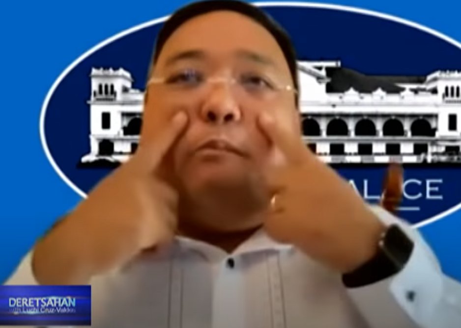 PhilippineStar's tweet photo. Roque, however, declined to name them. "Ayaw. Hahaha. Ganito na lang, bleh!" he said while making face during the interview. 

“Pero ako, authenticity, hindi ako nakikipagplastikan sa kanila,” he continued. (Screenshots/News5) https://t.co/VxcGYm977B