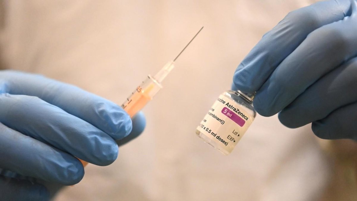 FRANCE24's tweet photo. AstraZeneca reports 76 percent vaccine efficacy in revised US analysis https://t.co/GAkczeQDqo https://t.co/QWGEgrUCBr