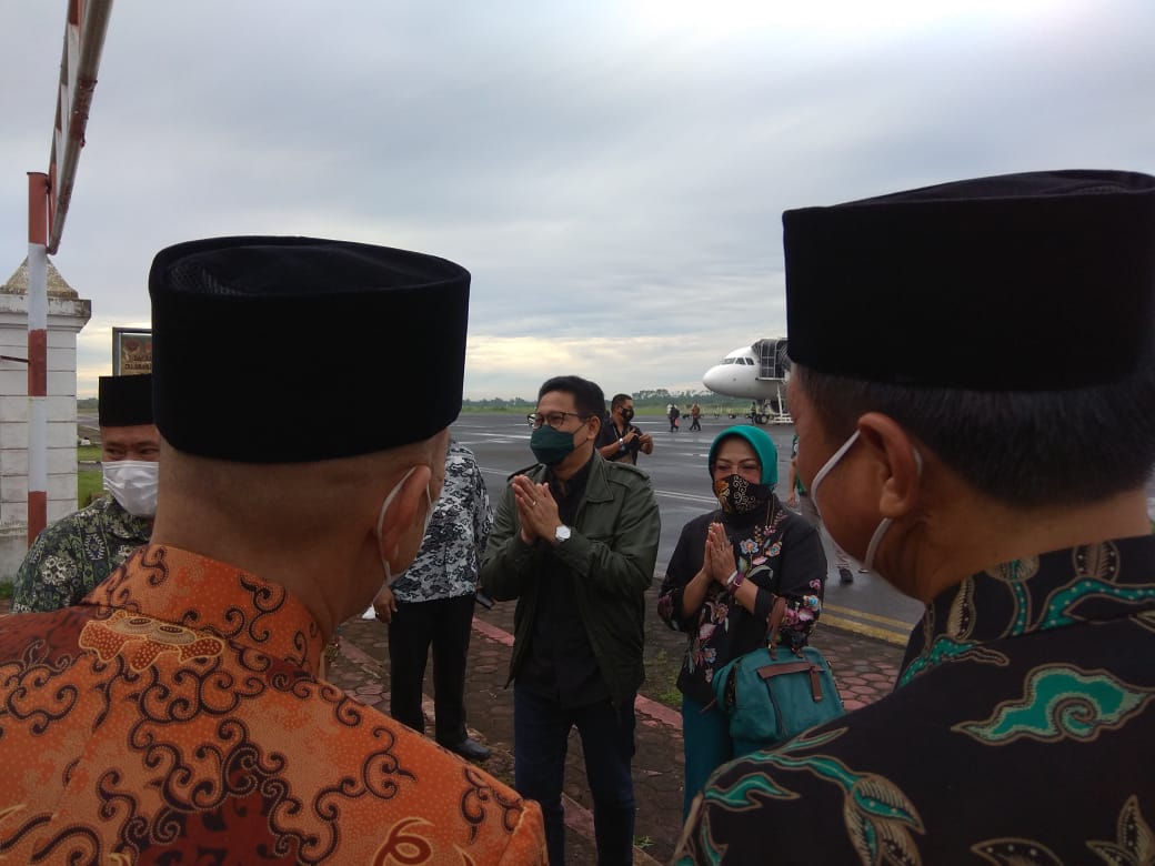 WidyaMaysa's tweet photo. selamat Datang Di provinsi Bengkulu Pak Menteri.
#GusMenterikeBengkulu
@jokowi 
@halimiskandarnu 
@malik_haramain
@imansyukri
@taufikmadjid71
@yusradaridesa 
@azzameldzikrie 
@tppkemendes 
@KemenDesa
@BerandadesaID
@tppi_p3mdbkl https://t.co/4Hzm6Wo5UV