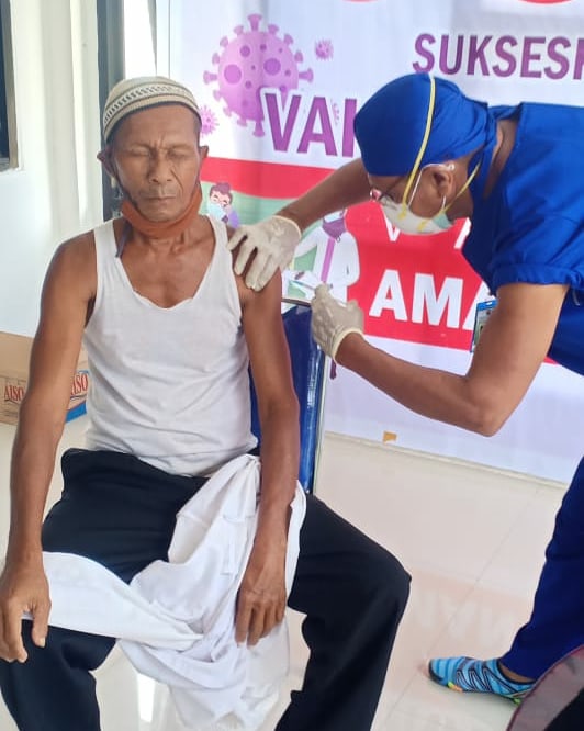 kankemenagsbb's tweet photo. Sebanyak 55 CJH lansia asal Kab.Seram Bagian Barat telah mengikuti vaksinasi Covid-19 yang berlangsung  di rumah sakit. 
Pemberian vaksin covid-19 kepada CJH merupakan syarat yang diberikan oleh pihak Arab Saudi melalui  Menteri Kesehatan Arab Saudi, Tawfiq al-Rabiah. https://t.co/RXToyvgOdm