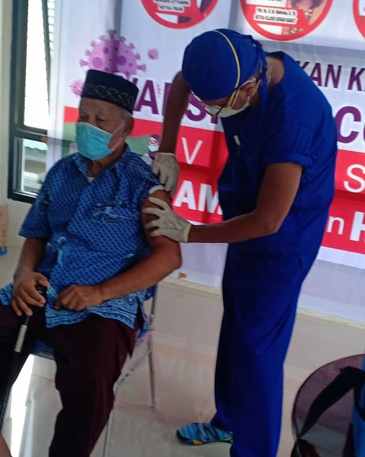 kankemenagsbb's tweet photo. Sebanyak 55 CJH lansia asal Kab.Seram Bagian Barat telah mengikuti vaksinasi Covid-19 yang berlangsung  di rumah sakit. 
Pemberian vaksin covid-19 kepada CJH merupakan syarat yang diberikan oleh pihak Arab Saudi melalui  Menteri Kesehatan Arab Saudi, Tawfiq al-Rabiah. https://t.co/RXToyvgOdm