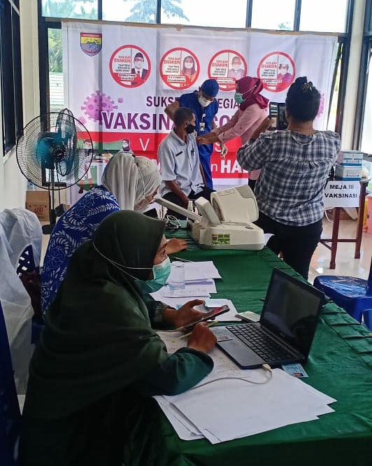 kankemenagsbb's tweet photo. Sebanyak 55 CJH lansia asal Kab.Seram Bagian Barat telah mengikuti vaksinasi Covid-19 yang berlangsung  di rumah sakit. 
Pemberian vaksin covid-19 kepada CJH merupakan syarat yang diberikan oleh pihak Arab Saudi melalui  Menteri Kesehatan Arab Saudi, Tawfiq al-Rabiah. https://t.co/RXToyvgOdm