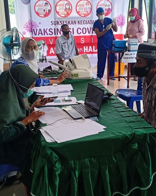 kankemenagsbb's tweet photo. Sebanyak 55 CJH lansia asal Kab.Seram Bagian Barat telah mengikuti vaksinasi Covid-19 yang berlangsung  di rumah sakit. 
Pemberian vaksin covid-19 kepada CJH merupakan syarat yang diberikan oleh pihak Arab Saudi melalui  Menteri Kesehatan Arab Saudi, Tawfiq al-Rabiah. https://t.co/RXToyvgOdm