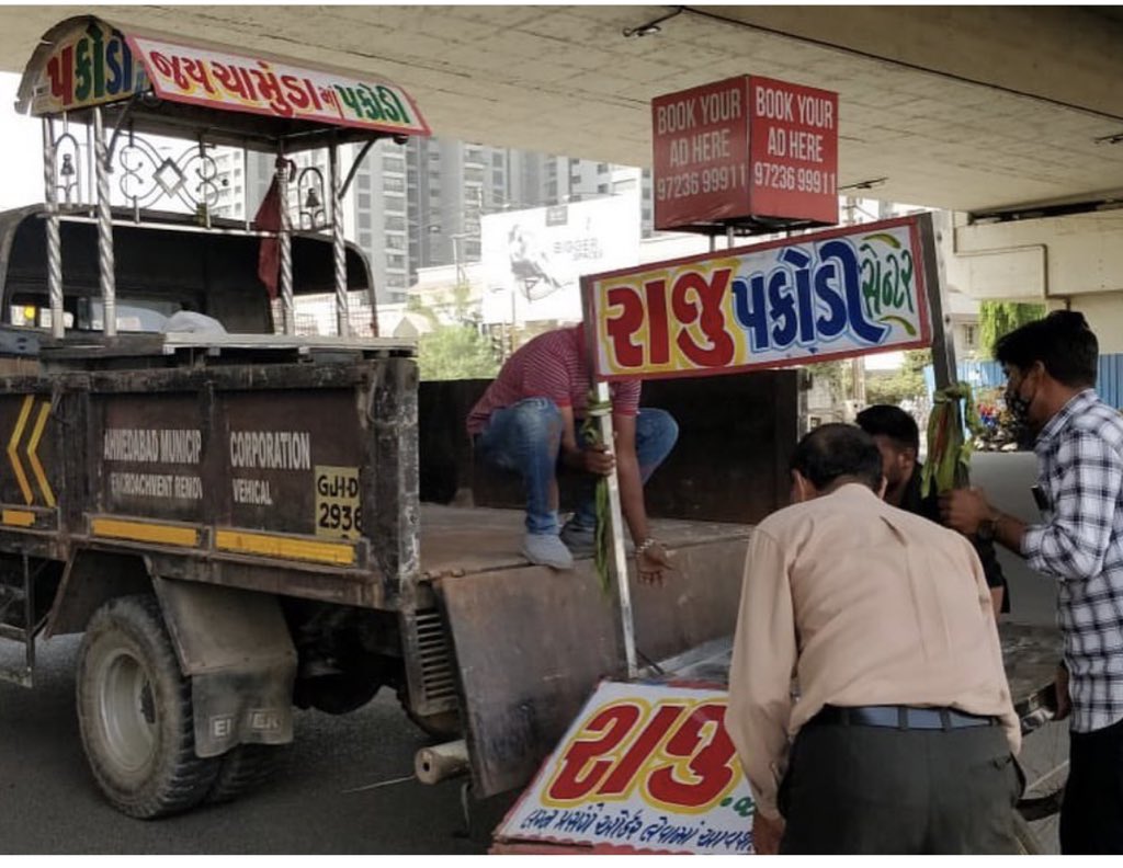 RjHarshil's tweet photo. First pic : Last night went viral 

Second pic : Today morning 

Raju pakodi’s fault was he accidentally went viral. 

We are so sorry https://t.co/DXec7BjT8C