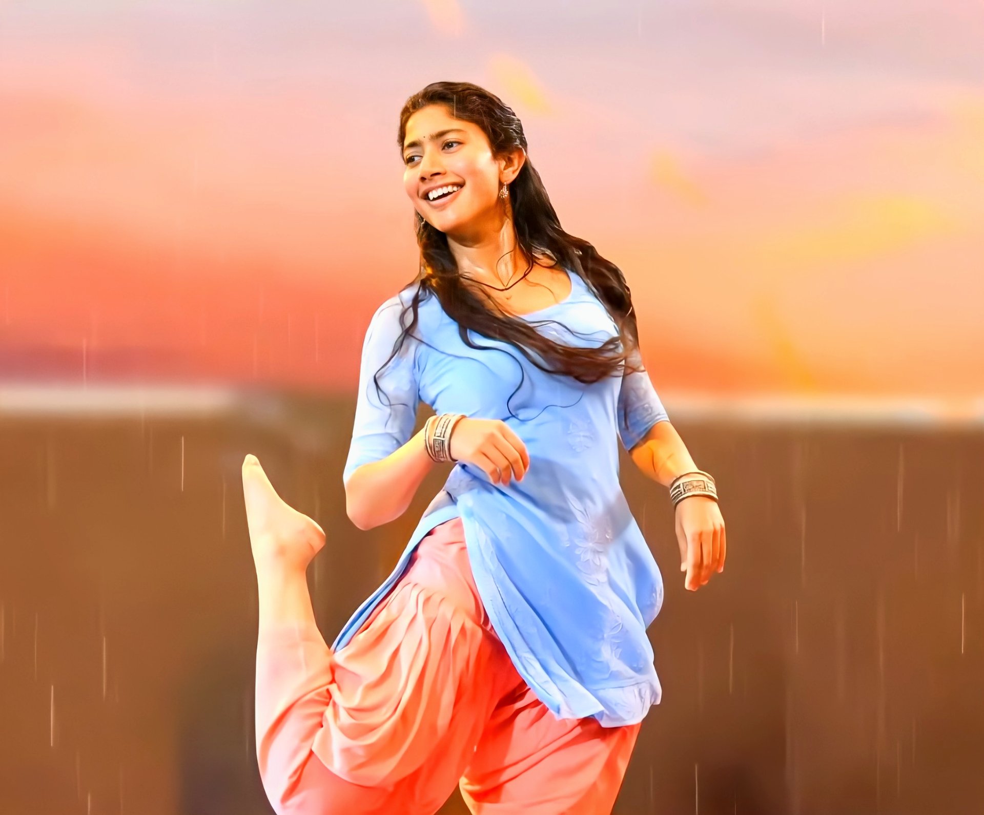 Sai Pallavi Fan ❤️ on X: "Dancing Queen 💃💃 @Sai_Pallavi92 #SaiPallavi  #LoveStoryOnApril16th #LoveStory #EvoEvoKalale https://t.co/sKjRmf3U7I" / X