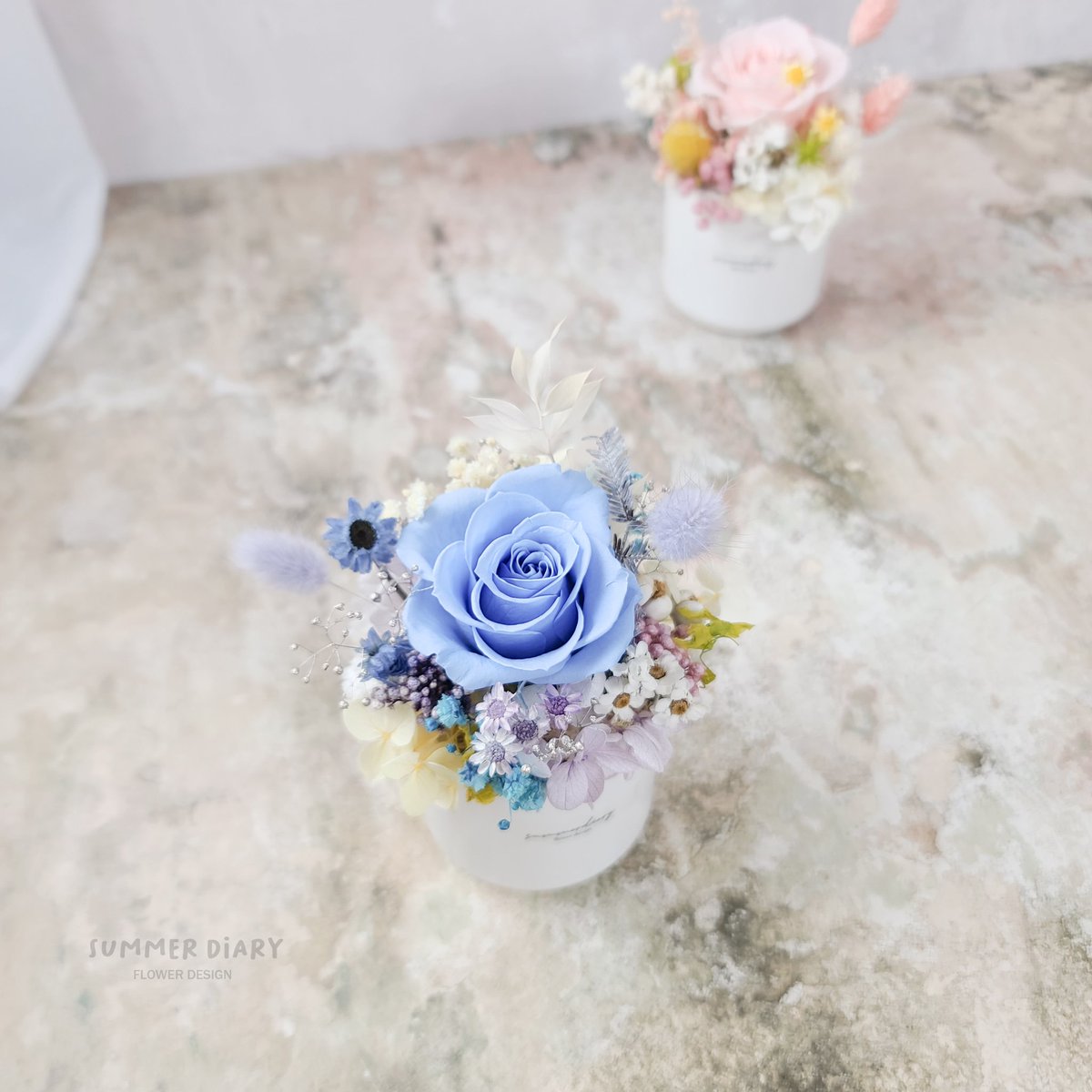 하성운 팬클럽 하늘 공식색으로 제작한 
미니사이즈 프리저브드 한송이 센터피스입니다. 
시들지 않아 오래보실 수 있어요💕
크기가 작아서 책상/화장대/사무실 등에 놓아도
거슬리지 않아요💙💛💜
핑크색과 함께 주문해주셔서 부산으로 택배 슝슝 보냈습니다😊 #하성운 #하늘 #시들지않는화분