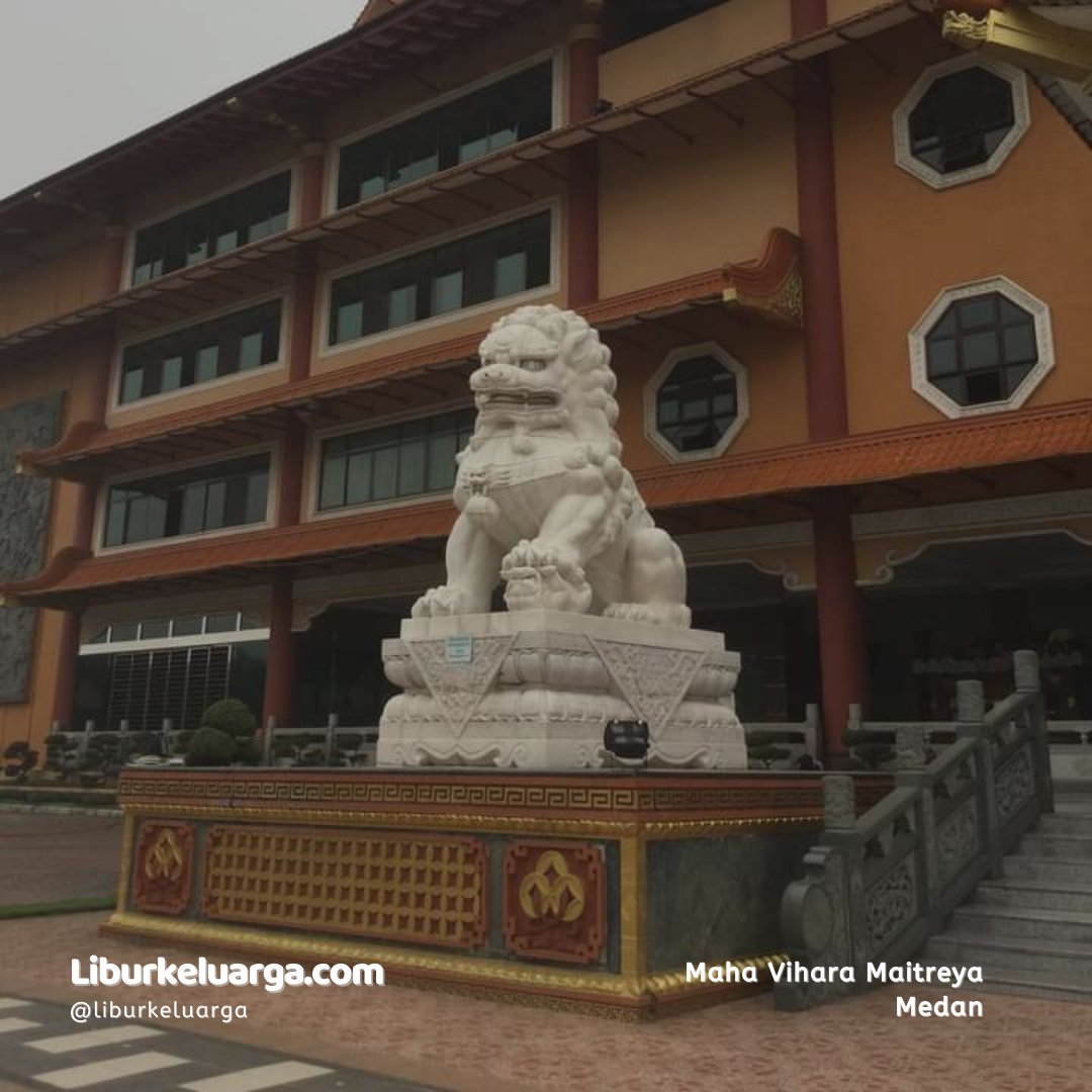 Maha Vihara Maitreya, Cemara Asri ini pasti akan membuat kalian langsung berdecak kagum begitu memandangnya. Pengunjung boleh berfoto dan memasuki areal Vihara asalkan tertib dan tidak membuat keributan.

liburkeluarga.com/top-things/oby…

#travel #tourism #Medan #vacation #holidays