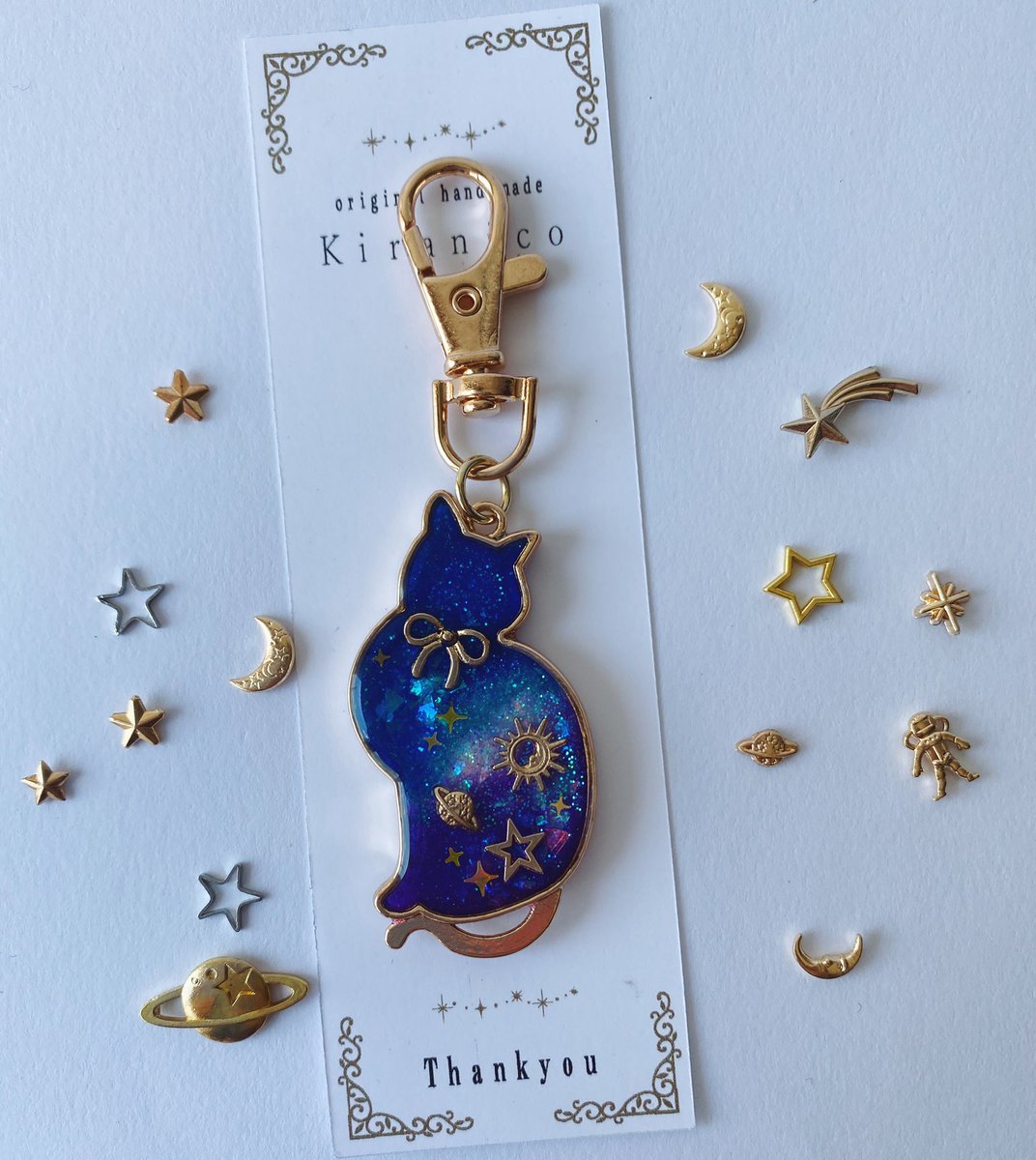 KiranicoK's tweet photo. 宇宙色の動物シリーズ
その1
おすましネコのキーホルダー
minneで販売します。
ギャラリーはまだ作成途中ですが、少しずつ販売をスタートさせてます。よかったらご覧下さい

https://t.co/QVXdP8wThb

#ネコモチーフ　#宇宙レジン　#宇宙色　#キーホルダー　#ハンドメイド　#minne https://t.co/9z5y09yNgV