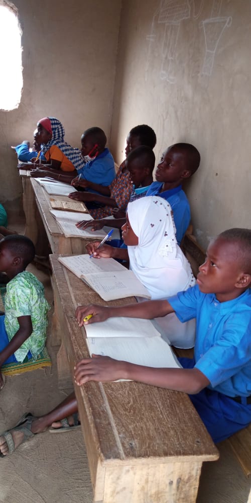 HuseinGonga's tweet photo. This is the class I teach as a Teacher, the school was built by the community members, there are three desks in the whole school (KG 1 to primary 3). Ghana Education Service won't talk about this but are there talking about a useless hairstyle. Primary 2 and 3 are in one class. https://t.co/8frgQgxZ0i