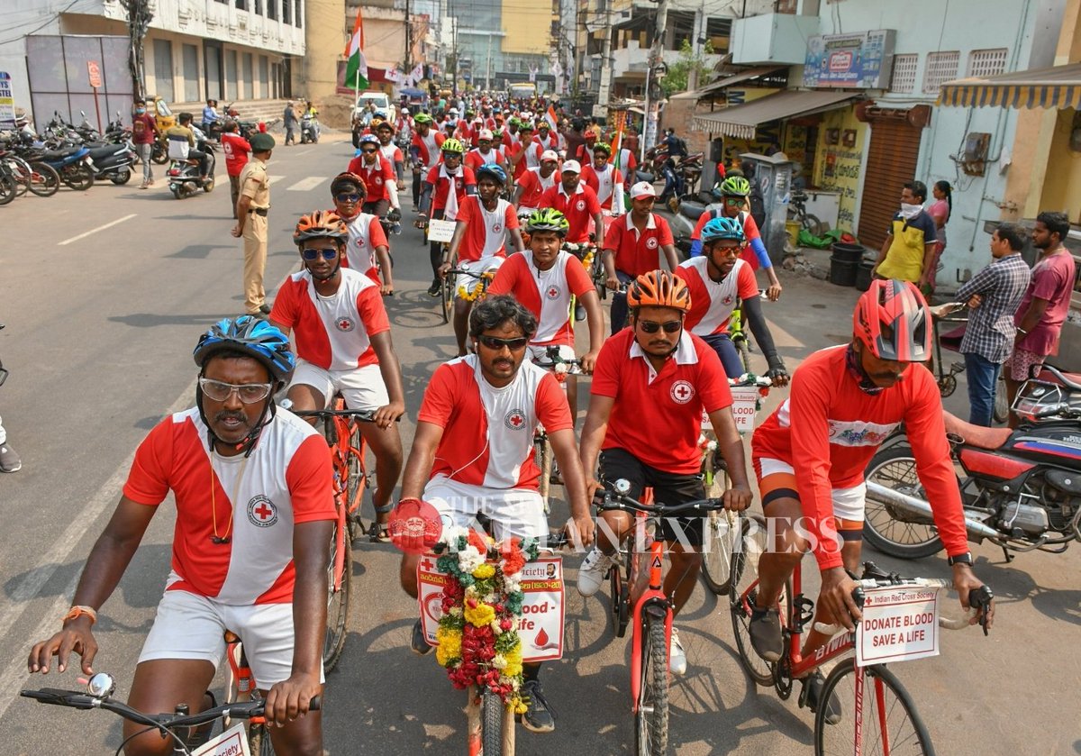 Members of @IndianRedCross took out cycle rally from #Srikakulam reached #vijayawada as a part of #Centenarycelebrations 
@NewIndianXpress @xpressandhra 
@Kalyan_TNIE @shibasahu2012 @Ravindra_TNIE