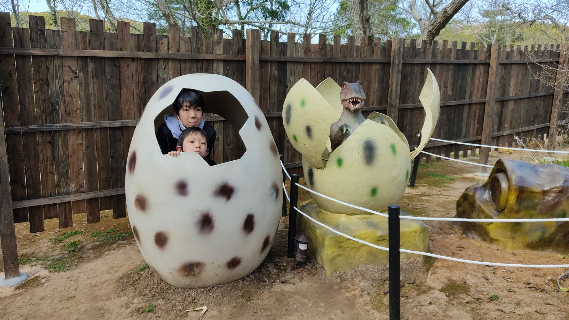 たいようｔｖ 福岡は桜満開 今日から春休みの子どもたち 土曜日出勤の振替休日だったのでグリーンパークの響灘ディノパークへ ディノパーク グリーンパーク 北九州 響灘ディノパーク 恐竜 春休み 花見 桜 子連れ お出かけ 遊具 世界最長の