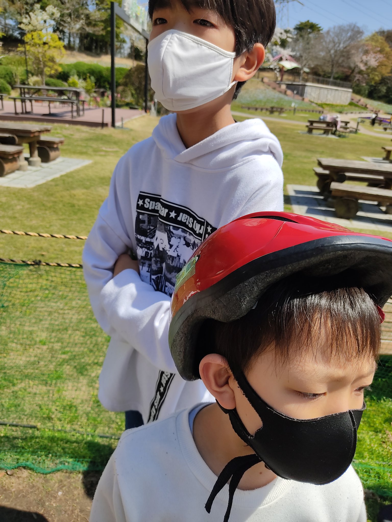 たいようｔｖ 福岡は桜満開 今日から春休みの子どもたち 土曜日出勤の振替休日だったのでグリーンパークの響灘ディノパークへ ディノパーク グリーンパーク 北九州 響灘ディノパーク 恐竜 春休み 花見 桜 子連れ お出かけ 遊具 世界最長の