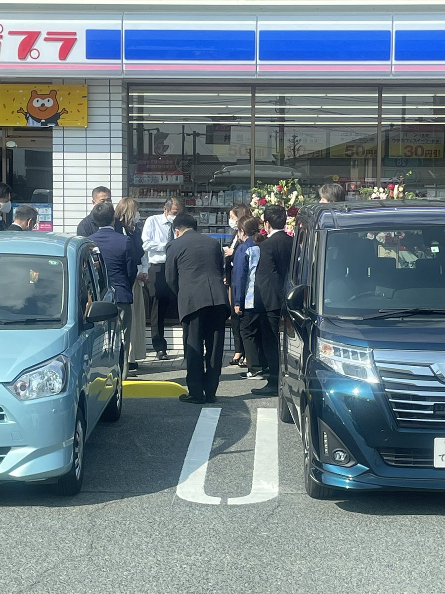 KatumiMav's tweet photo. ローソンポプラ西大寺浜店が今日がオープンだから楽しみに来たら
関係者が通路塞いでたのでクレーム入れた！
写真撮った時点で塞いでなかった
最終的に外で喋ってたけど、最初か外で喋れよ(´nωn`)
#ローソンポプラ #ポプラ https://t.co/nOxTXgC1G3