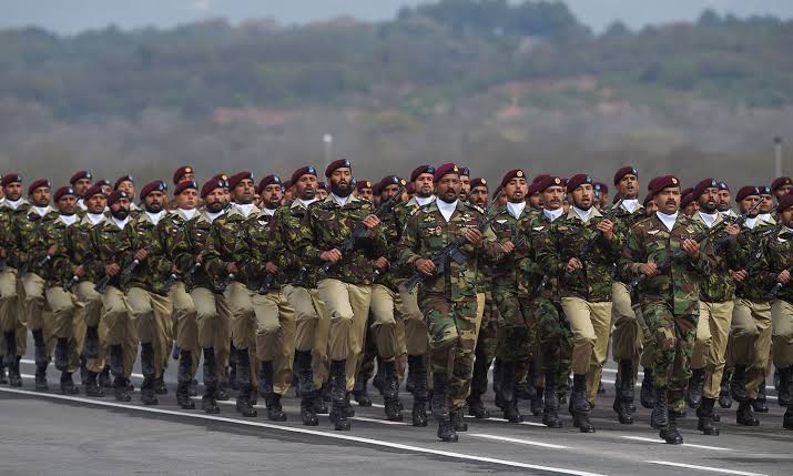 JahanZaibb_'s tweet photo. Attitude 🔥, Discipline,🔥
You can't even Beat them in Class.🔥❤️ #PakistanDayParade https://t.co/1o8TXSbLkD