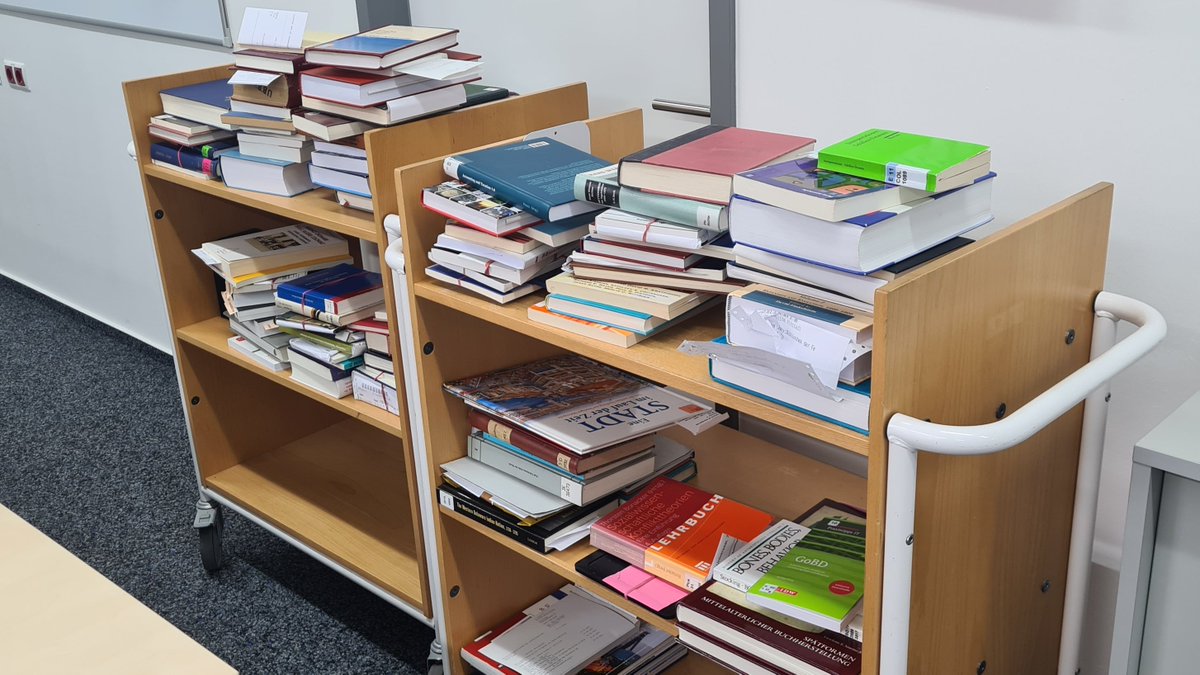 ubhagen's tweet photo. In den letzten Tagen gab es leichte Verzögerungen im Ablauf der Fernleihe. Das Resultat: Heute sind dann gleich 6 Kisten auf einmal bei uns angekommen! 😅 Bücher, Bücher und noch mehr Bücher... 📗📚📘📚📙📚#ThursdayMotivation #itsrainingbooks https://t.co/vjCUjoC0X4