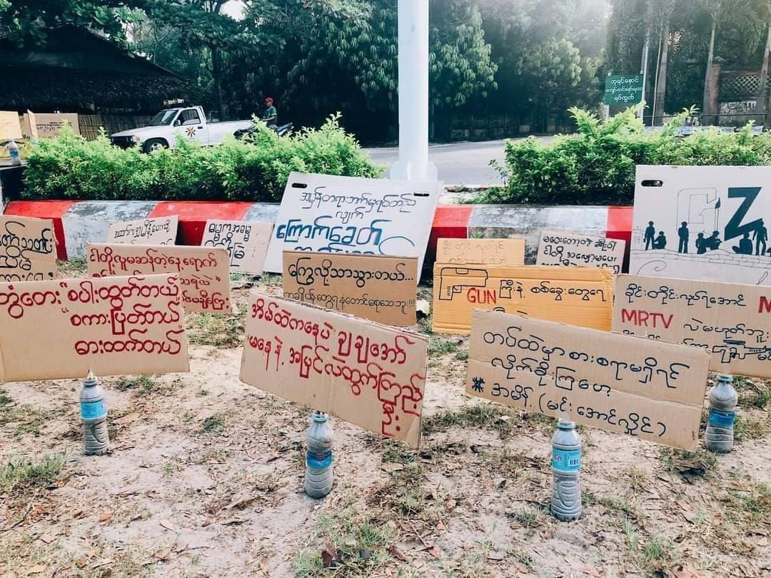 val_bearr's tweet photo. Peaceful strike against military dictatorship in Twantay township. STOP ABDUCTIONS #WhatsHappeningInMyanmar #Mar25Coup https://t.co/ePrK8u6zeG