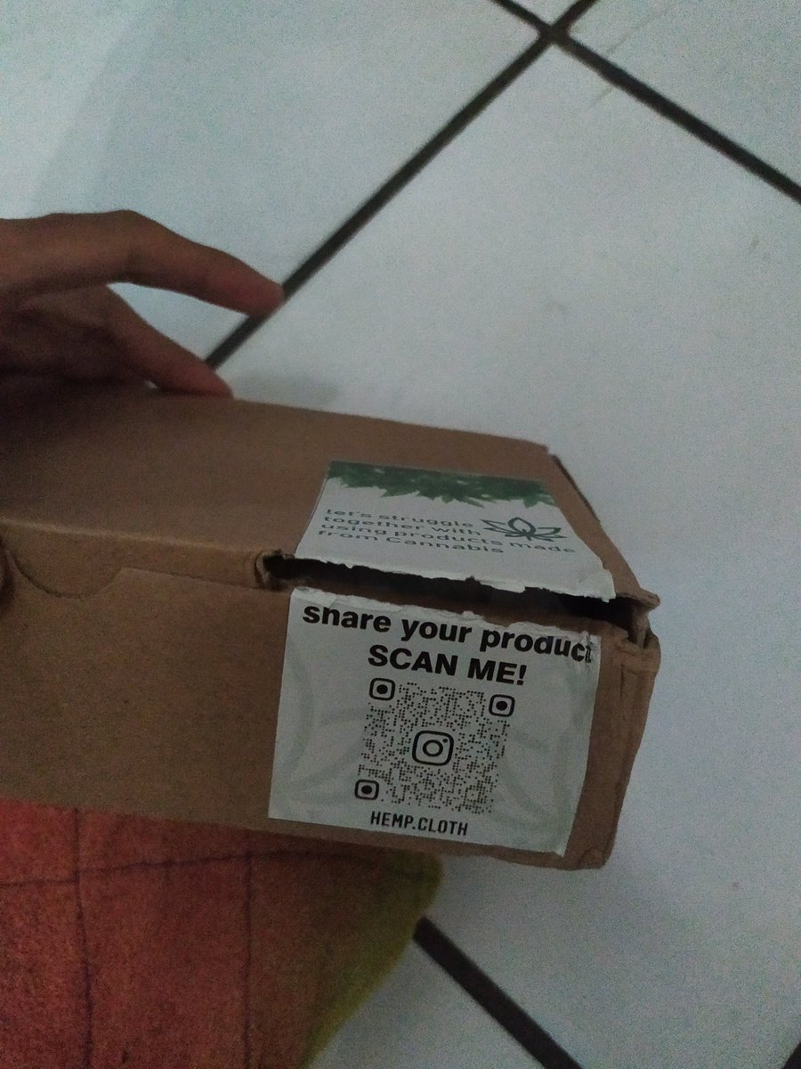 Apragil's tweet photo. Maaf mau nanya. 
Emang pengecekan barang melalui jasa kirim barang harus dibuka kaya gini? https://t.co/JIxDZ2trpw
