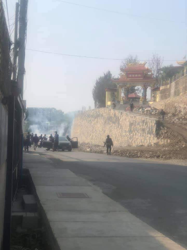 The Junta's Armed Forces are destroying people's properties in #Taunggyi .
#WhatsHappeningInMyanmar
#Mar25Coup