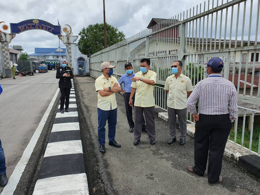 Sempena Lawatan Tapak Projek Membina Jambatan Baru Rantau Panjang - Golok, Pasir Mas, Kelantan dan ICQS Rantau Panjang, Kelantan yang turut hadir bersama Pengarah Kanan Cawangan Jalan, Wakil Kementerian Kerja Raya Malaysia, Kementerian Dalam Negeri dan JKR pada 25 Mac 2021.