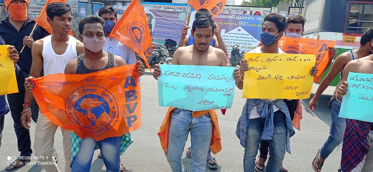 chandalaanil's tweet photo. రాష్ట్రంలో పదవీవిరమణ వయస్సు పెంపు నిర్ణయాన్ని విరమించుకోవాలని, 1.91 లక్షల ఖాళీలను వెంటనే భర్తీ చేయాలని డిమాండ్ చేస్తూ  ABVP ఆధ్వర్యంలో స్థానిక  ntr చౌరస్తా లో తెలంగాణ ప్రభత్వం నీ నిరశిస్తూ అర్ధనగ్న ప్రదర్శన చేయడం జరిగింది. https://t.co/PpgD3xpvFN