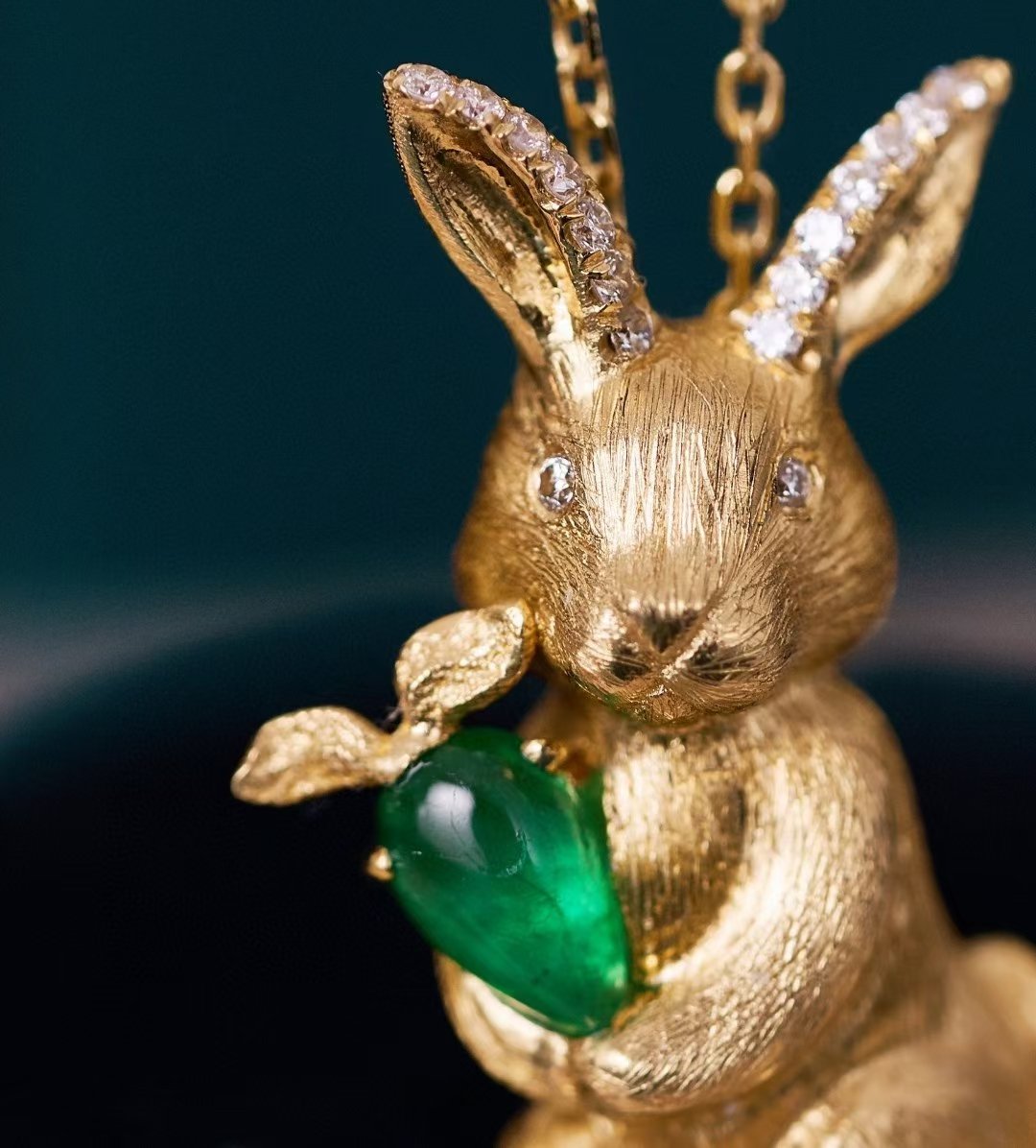 HXJewelry's tweet photo. Custom order - cute rabbit🐰 in solid 18k gold with genuine emerald 🥕 @HXJewelry https://t.co/C4OTguF8qE