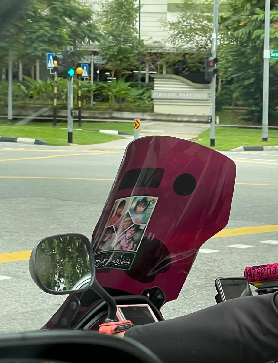iamajayrahman's tweet photo. Sekali imbas tengok helmet rider panda s’pore ni i was wondering why penuh sticker tu tapi lepas zoom in dekat windshield baru tahu kenapa. Damn bro i was touched! Be safe out there for them. https://t.co/IDzj9B9UUG