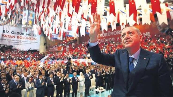 DOSTLARTIYATRO's tweet photo. Sizi en kalbi duygularımla kınıyorum. Halkın sağlığıyla böylesine acımasızca alay eden lebalep kongrelerinizden gurur değil utanç duymalısınız. https://t.co/UXpGVVjyPi