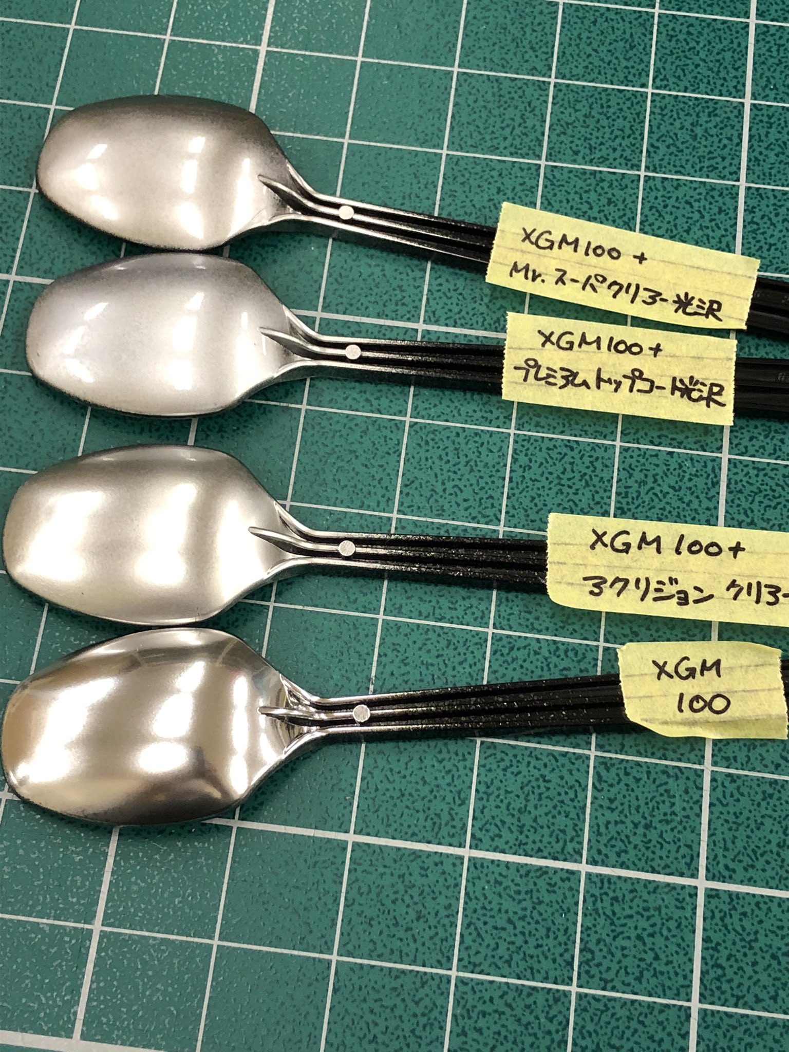 Gsiクレオス ホビー部 ガンダムメッキシルバーに各種光沢クリアー塗るとどうなるか試しましたが 残念ながらコートするとアルミの粒子が動くので曇ります Mr カラーと水性トップコートは同レベルで曇ります アクリジョンはまだマシですが やはり曇ります