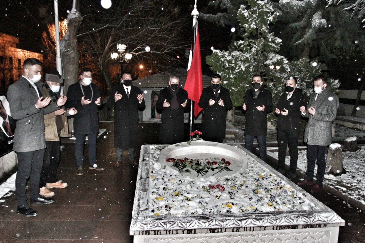Muhsin başkanı şahadetinin 12.yıldönümünde rahmet, sevgi ve muhabbetle yad ediyoruz.

Birçok kişinin paylaşımında gördüğüm şu cümleyi tekrar edeyim:

‘Seni karlar altında bırakanlar ateşler içinde yansın’