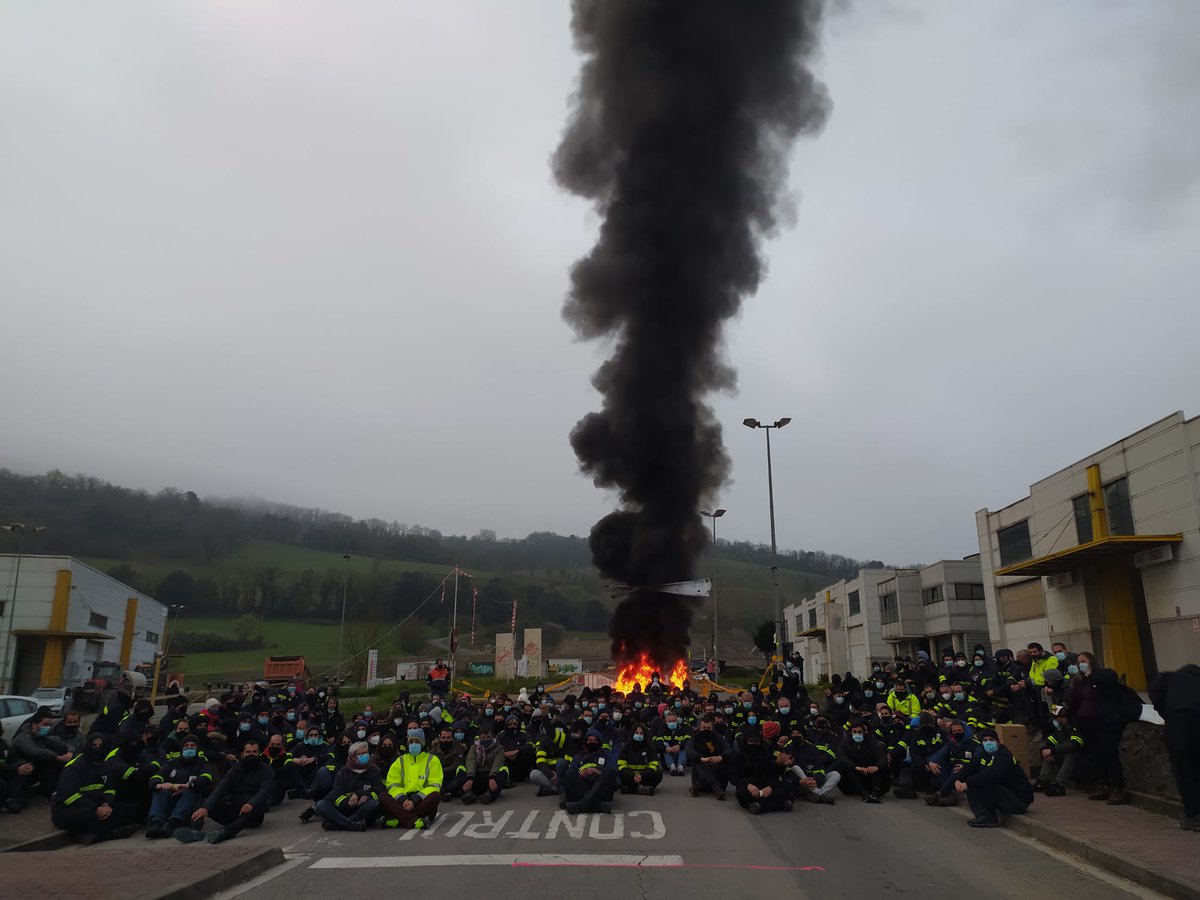 aiaraldea's tweet photo. Tubacex enpresako langileek Amurrioko piketean jarri dute gaur indar gehienak eta lantegiko sarrera blokeatzen ari dira. 42. greba egunean daude jadanik. #TubacexBorrokan https://t.co/EugrfqF68a