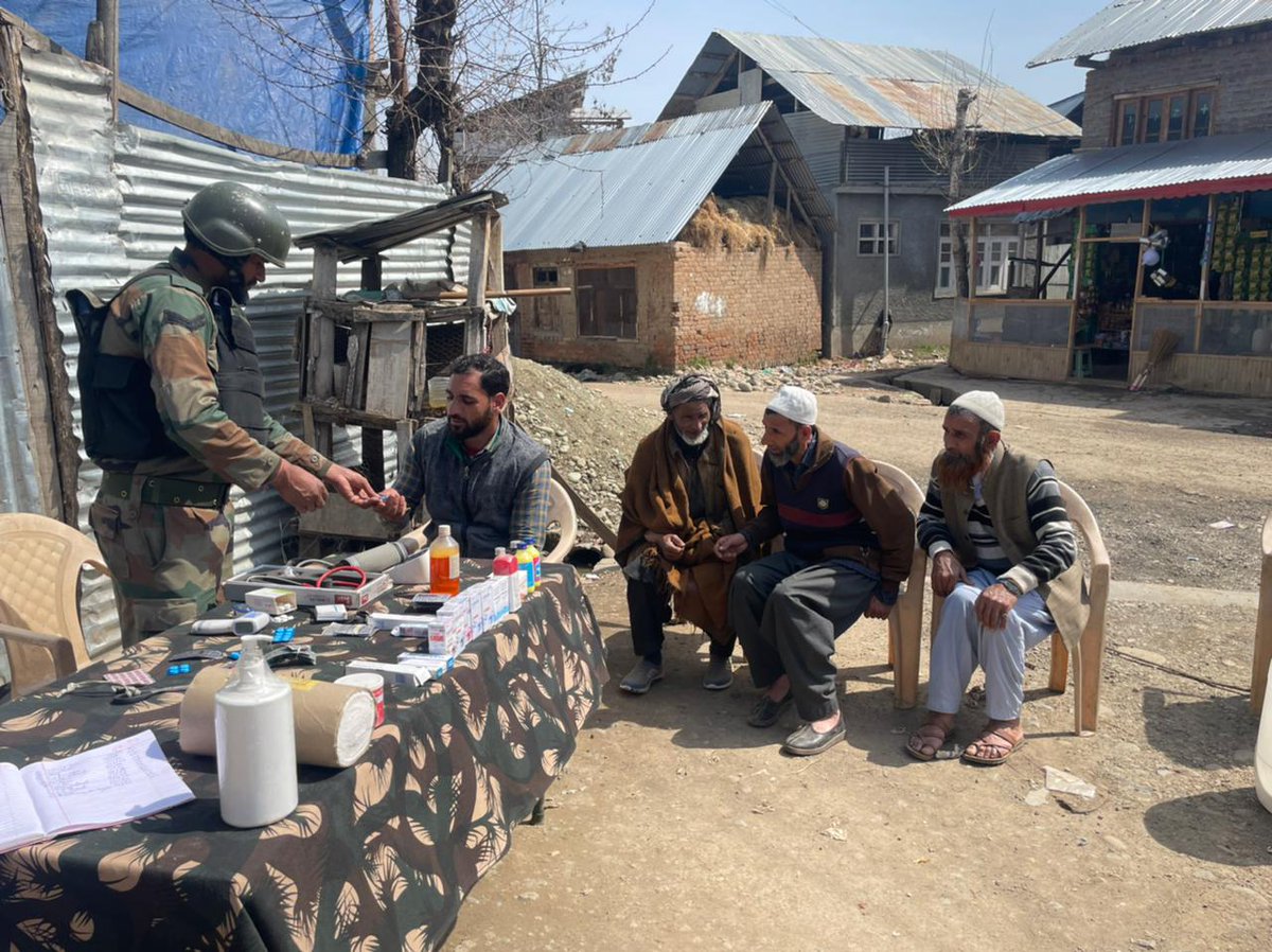JannateKashmir8's tweet photo. Intending to alleviate the hardship of the civil populace & build a friendly environment with Awaam, #Armycamp conducted a Med Checkup Camp, where free medical check-ups & medicines for common ailments were provided. Many were benefited from the same.
#MANTARBUG.
#KASHMIR. https://t.co/OmqMBQj2vb
