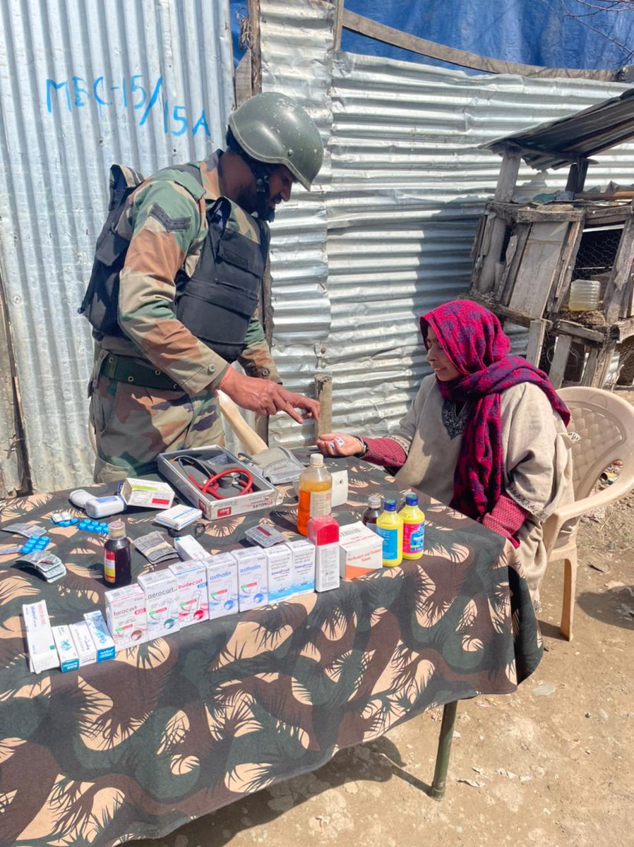 JannateKashmir8's tweet photo. Intending to alleviate the hardship of the civil populace & build a friendly environment with Awaam, #Armycamp conducted a Med Checkup Camp, where free medical check-ups & medicines for common ailments were provided. Many were benefited from the same.
#MANTARBUG.
#KASHMIR. https://t.co/OmqMBQj2vb