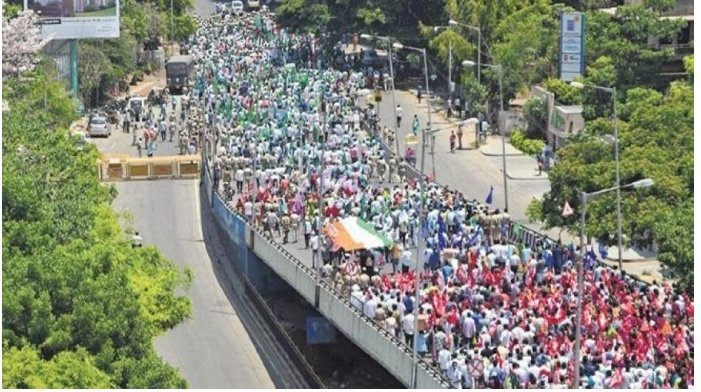 34yearsofpride's tweet photo. Muslims are angry bcz of CAA-NRC
Farmers are angry bcz of FarmBill
Students are angry bcz of Unemployment
Bankers are angry bcz of Privatization
Middleclass is angry bcz of price hikes
Bhakts are angry bcz Hindu Khatre Mein Hai.

Then who's voting for BJP ?
#कल_भारत_बंद_रहेगा https://t.co/YGmFLu9vKI