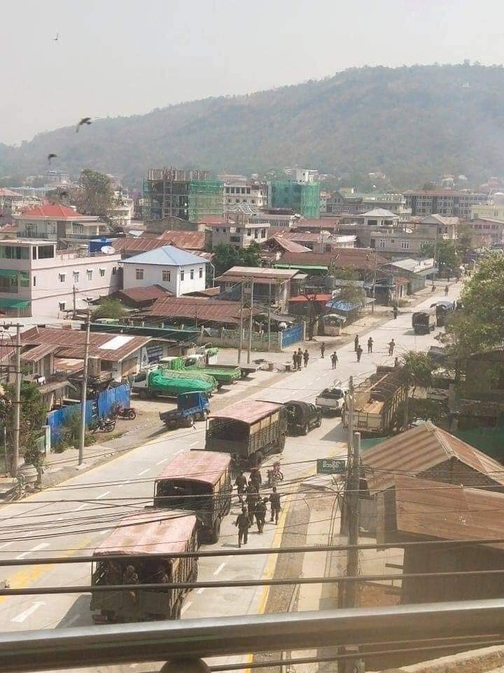 Taunggyi : Code - Red !

-Junta Terrorists blocked the streets, raided into houses and robbed food supplies
-Both soldiers and police forces were incessantly using live ammo against civilians.
- Junta attempted to burn down houses  
#WhatsHappeningInMyanmar #Mar25Coup