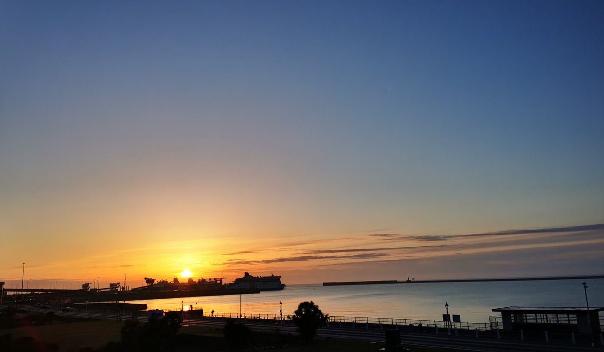 gardenerscottag's tweet photo. @Ruth_ITV good morning. View from the other side #Dover this morning #myseaview https://t.co/oF3BGnfGr8