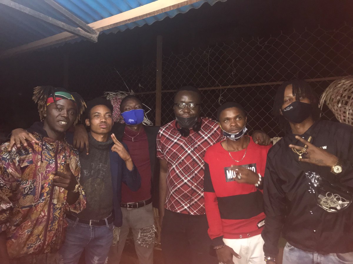 BasileEya's tweet photo. Ça s’est passé avec brio hier du côté de la #Case_des_arts, les artistes étaient tous plein de talent. Le concept est à saluer et à encourager, grâce à #Nuevo_Mundo_Africa, @taphisonline  donne une vitrine à tous ces jeunes talents pour exposer leurs œuvres. Vivement la suite https://t.co/UHXWPavJbp