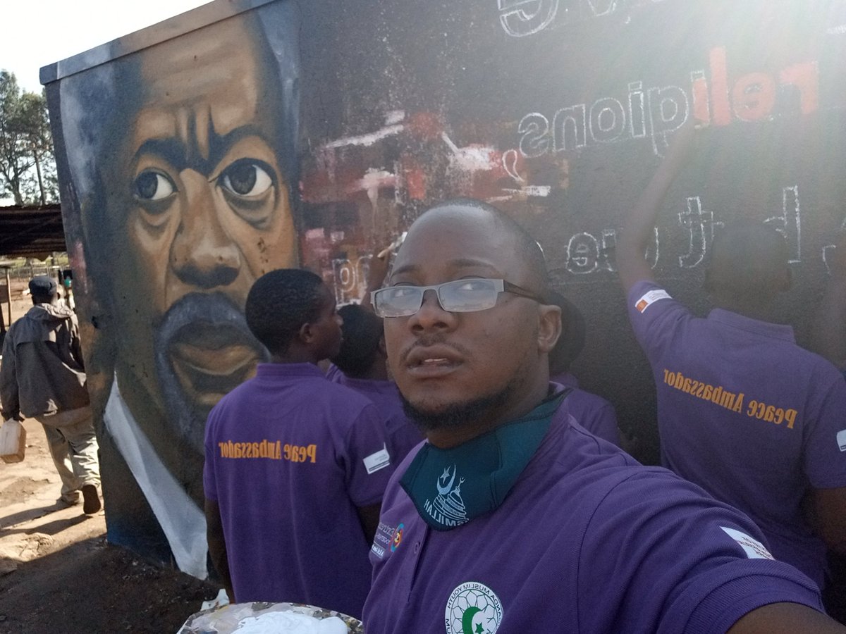 ashrafkakaire1's tweet photo. Happening @Katwe the Peace Ambassadors of @XtremelyUganda painting peace massages 
#ETExchange #ETLessons 
@konsorecheal @KofiAnnanFdn @UmydF @NawiriF @HawaKimbugwe https://t.co/0MKNOFYu5S