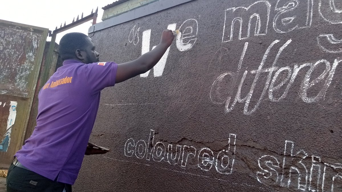 ashrafkakaire1's tweet photo. Happening @Katwe the Peace Ambassadors of @XtremelyUganda painting peace massages 
#ETExchange #ETLessons 
@konsorecheal @KofiAnnanFdn @UmydF @NawiriF @HawaKimbugwe https://t.co/0MKNOFYu5S
