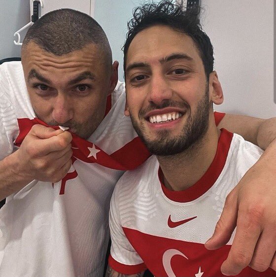 mertokel1905's tweet photo. Günaydın büyük Galatasaray ailesi ,
Günaydın gerçek evin oğulları ❤️🤍 #millitakim #evinoglu https://t.co/Aor5CQNalk