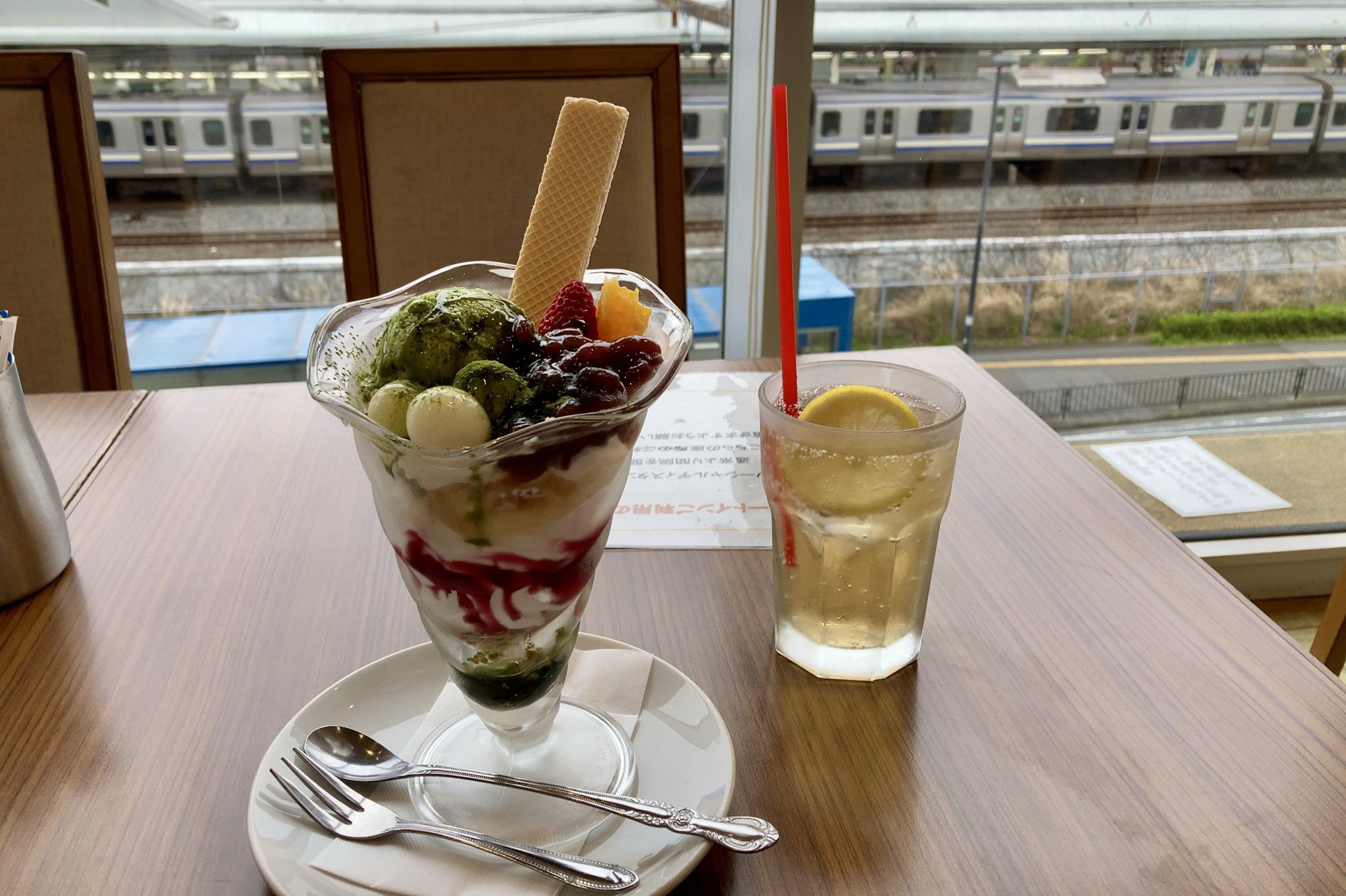 三日画師 戸塚の柏尾川の桜を見ようと思ったが雨が降ってて桜どころではなかったので 横須賀線が見えるカフェで一人 寂しく電車を見ながら抹茶パフェを食う 爺さんが一人でパフェ食うの恥ずかしくないのかって 恥ずかしいに決まってんじゃん T