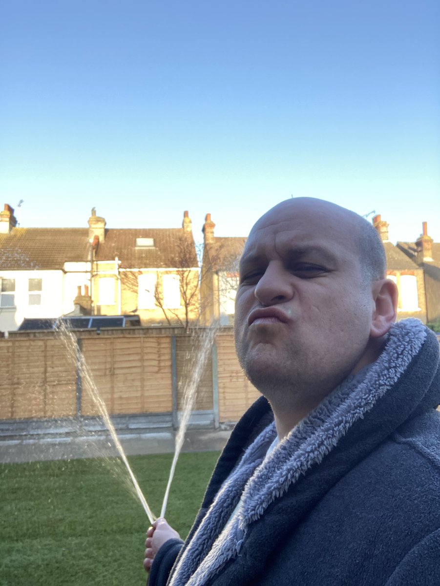 RickyChamp1's tweet photo. Watered my new lawn this morning at 6 ... felt brilliant. Here’s some action shots. #Englishcountrygarden #watering #lawns #thumbinahose #newgrass #keepofthegrass #spraydays #lockdownhosedown #badboygardenplaya #greendreams xxxxx https://t.co/NPnVA7xZ7I